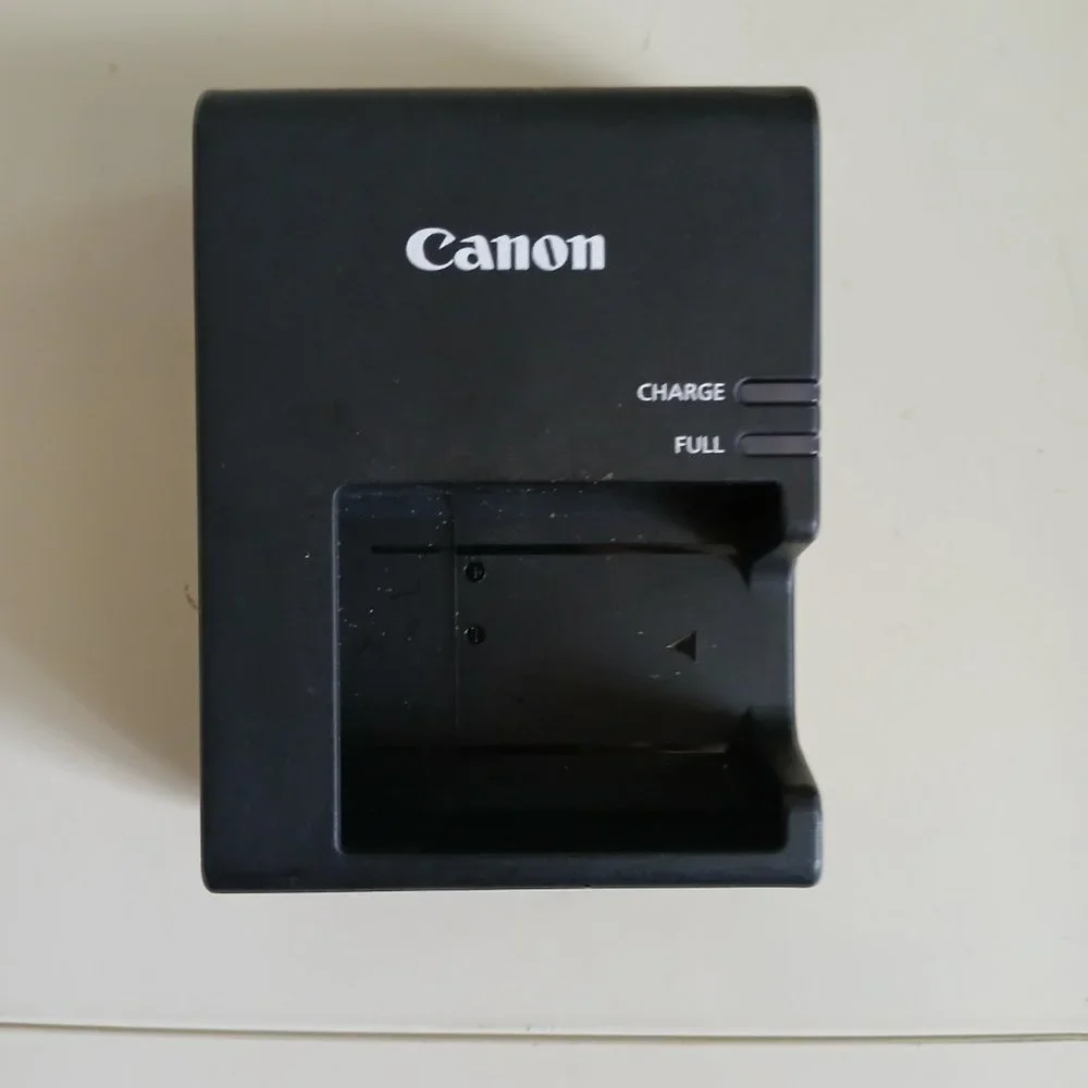 Canon LC-E10E Battery Charger UK/CA/EAC 100-240v, AC 50/60Hz 12VA - 17VA